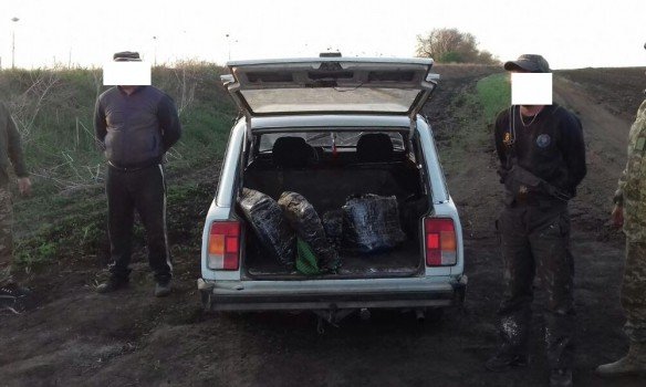 В Харьковской обл. двое мужчин пытались нелегально вывезти в РФ почти 200 кг сала